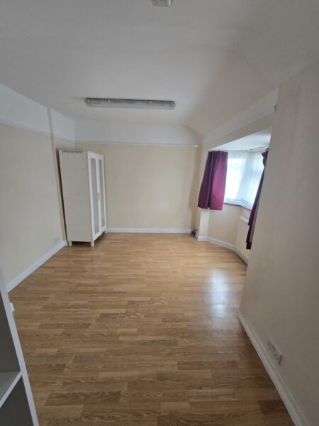 Spacious 3-Bedroom Family Home, IG11