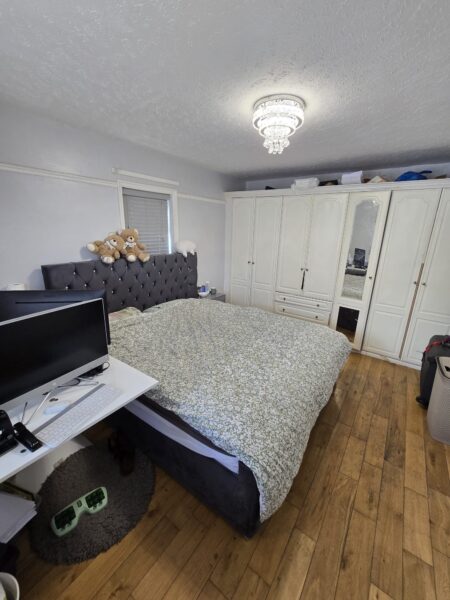 Exceptional 6-Bedroom Detached Bungalow with Large Garden, IG3