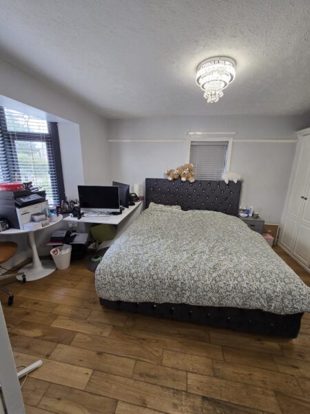 Exceptional 6-Bedroom Detached Bungalow with Large Garden, IG3