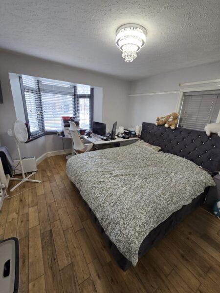 Exceptional 6-Bedroom Detached Bungalow with Large Garden, IG3