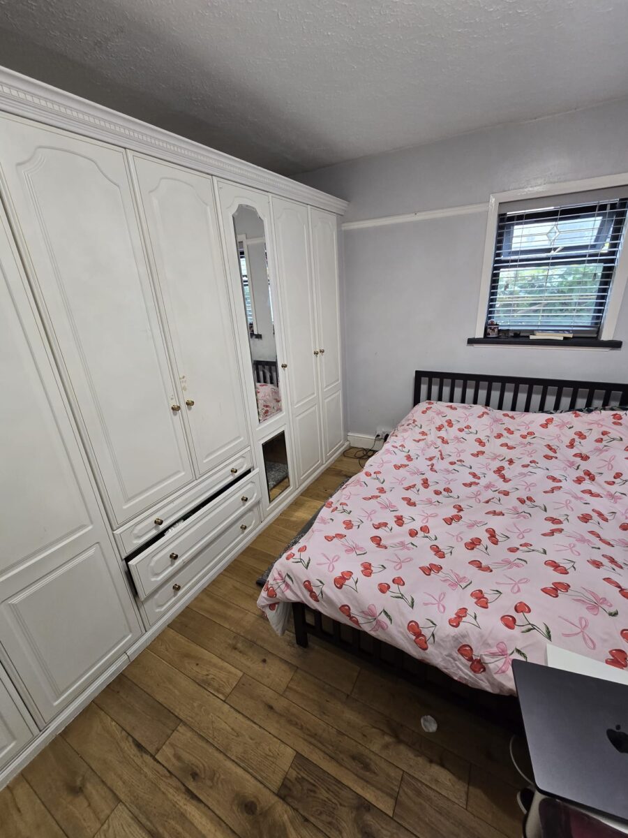 Exceptional 6-Bedroom Detached Bungalow with Large Garden, IG3