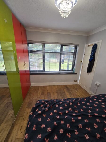 Exceptional 6-Bedroom Detached Bungalow with Large Garden, IG3