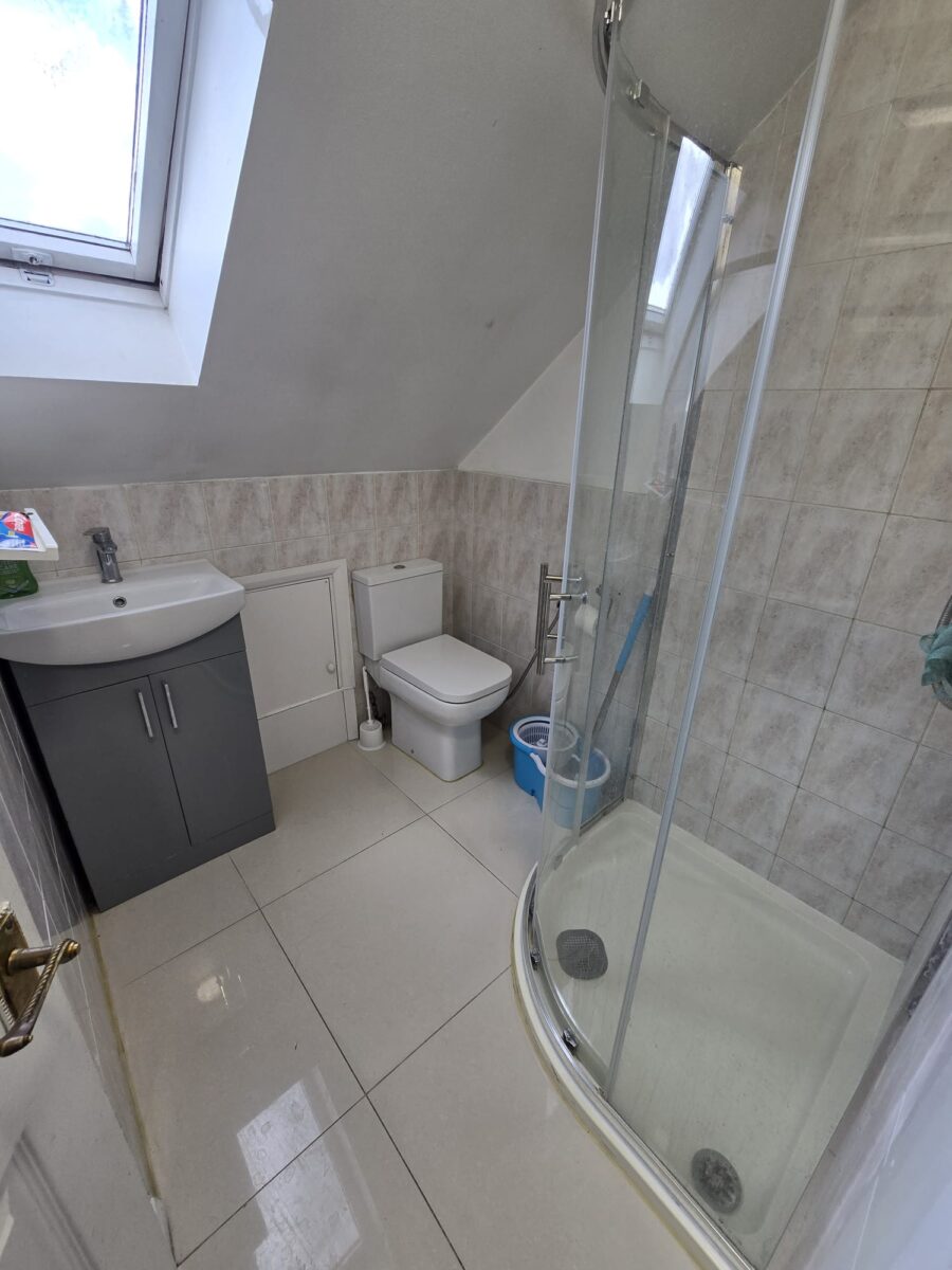 Exceptional 6-Bedroom Detached Bungalow with Large Garden, IG3