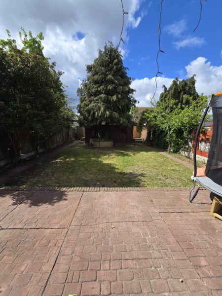 Exceptional 6-Bedroom Detached Bungalow with Large Garden, IG3