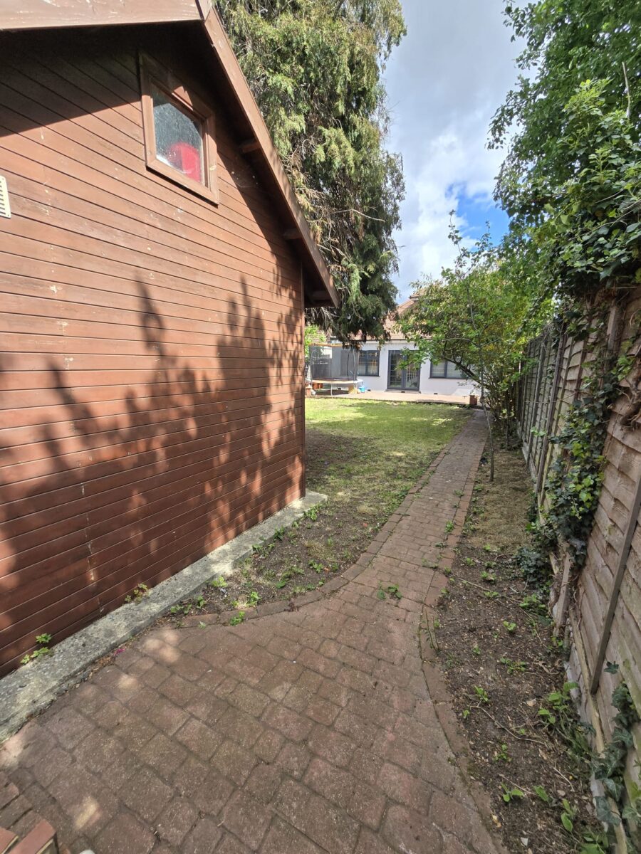 Exceptional 6-Bedroom Detached Bungalow with Large Garden, IG3