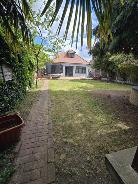 Exceptional 6-Bedroom Detached Bungalow with Large Garden, IG3