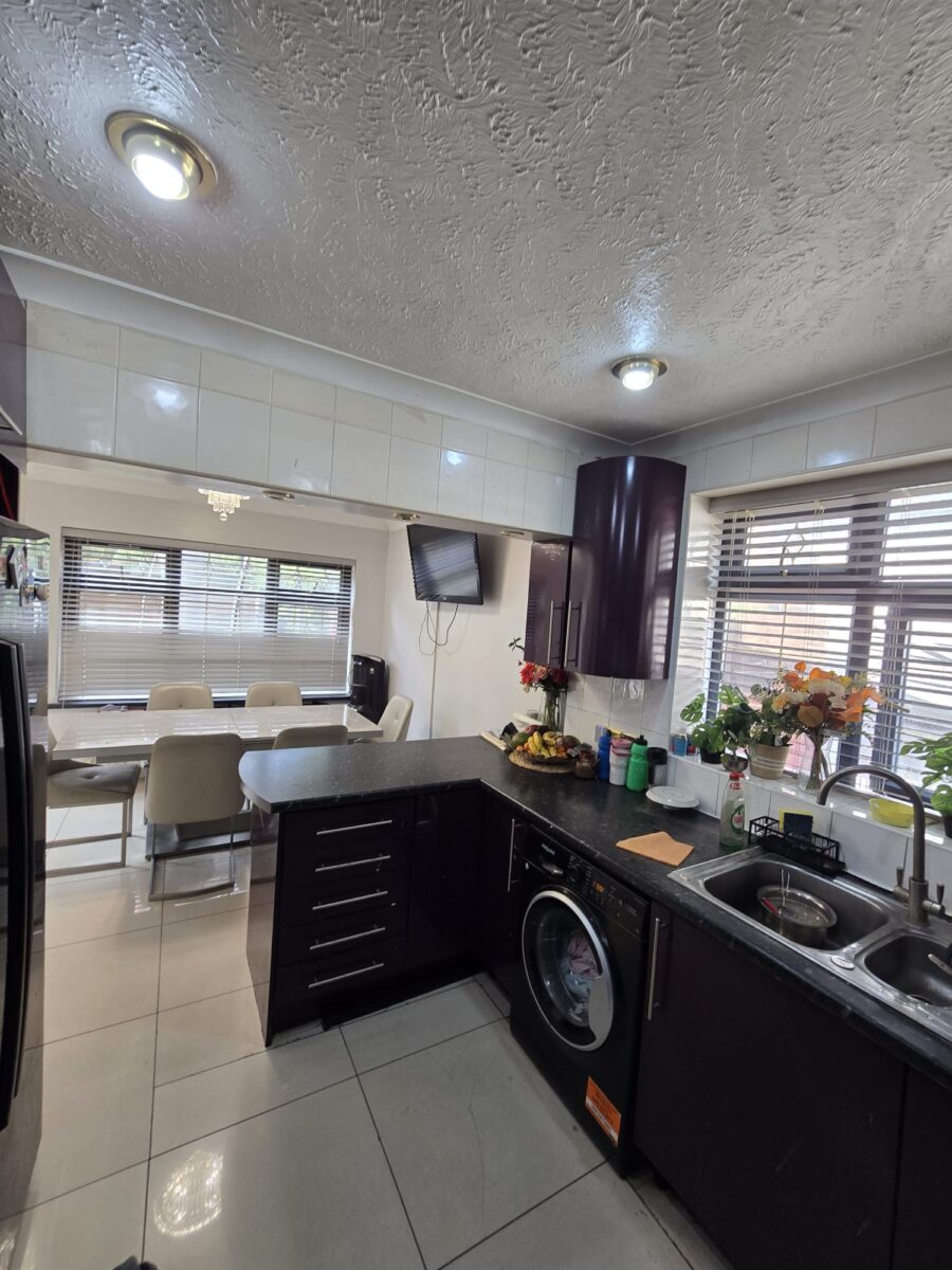 Exceptional 6-Bedroom Detached Bungalow with Large Garden, IG3