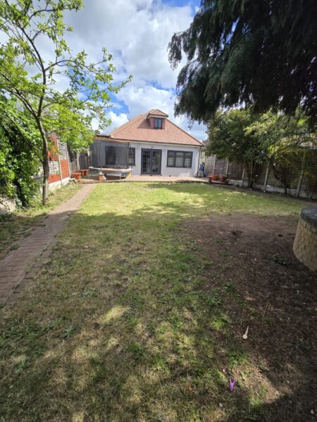 Exceptional 6-Bedroom Detached Bungalow with Large Garden, IG3