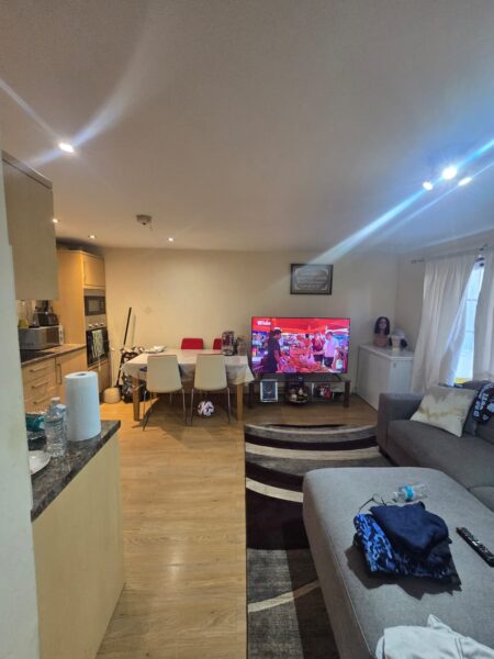 Spacious 2-Bedroom, 2-Bathroom Flat, IG11
