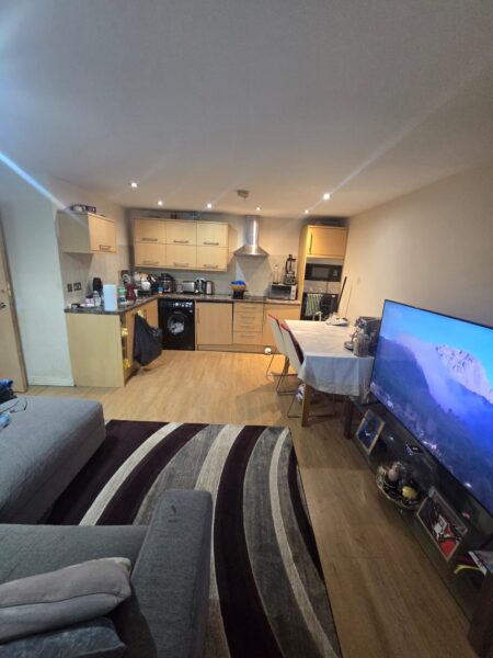 Spacious 2-Bedroom, 2-Bathroom Flat, IG11