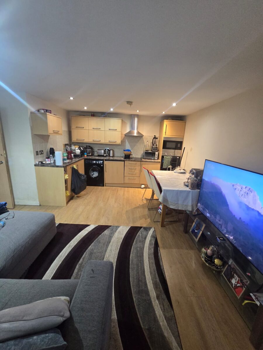 Spacious 2-Bedroom, 2-Bathroom Flat, IG11