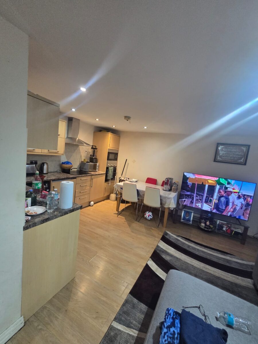 Spacious 2-Bedroom, 2-Bathroom Flat, IG11