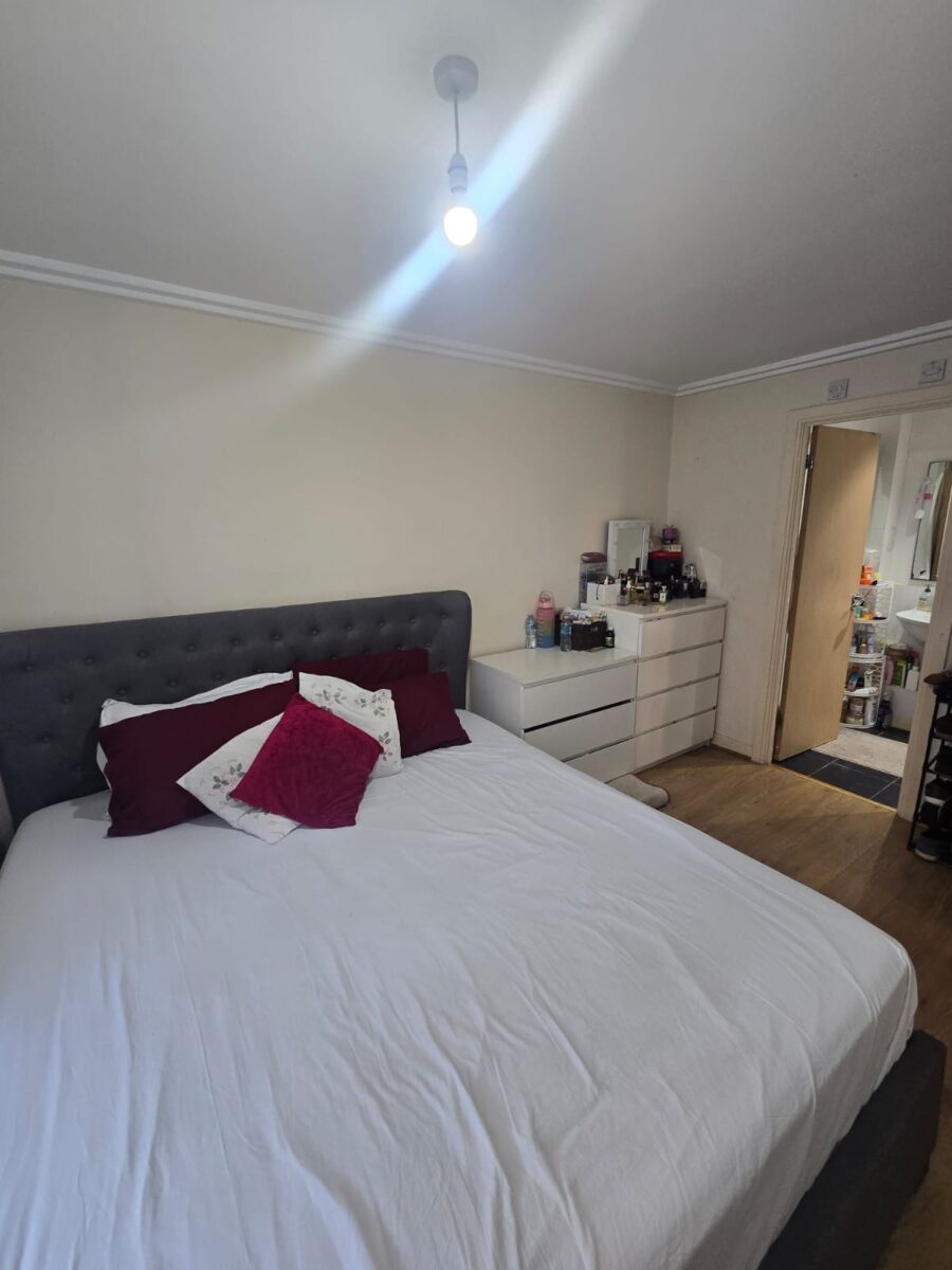 Spacious 2-Bedroom, 2-Bathroom Flat, IG11