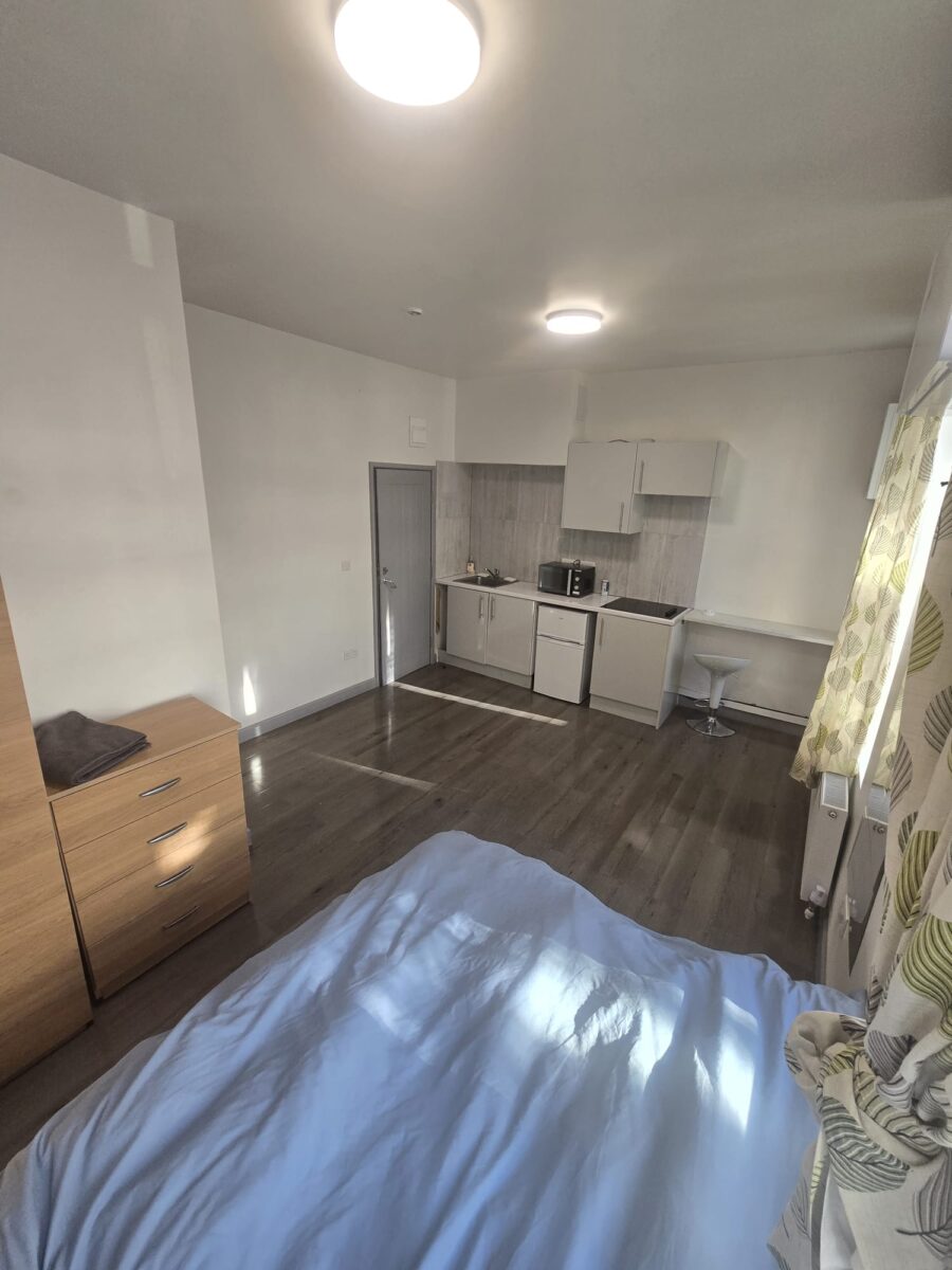 Large Studio with Bills IG1 £1350