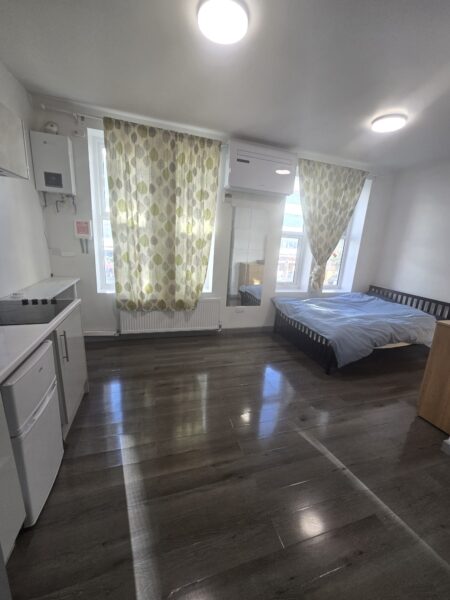 Large Studio with Bills IG1 £1350