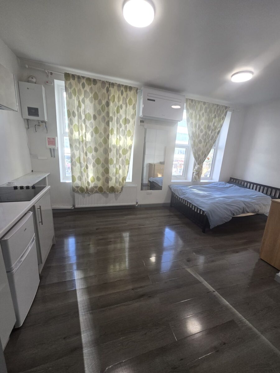 Large Studio with Bills IG1 £1350