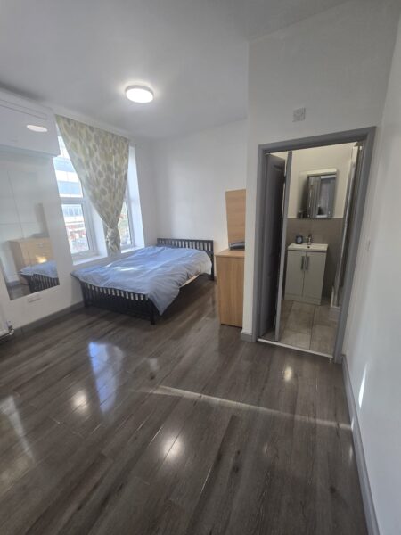 Large Studio with Bills IG1 £1350