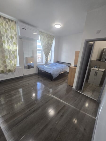 Large Studio with Bills IG1 £1350
