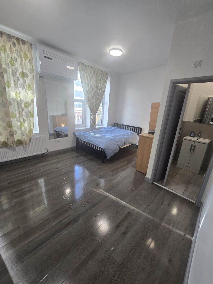 Large Studio with Bills IG1 £1350