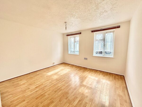 2 Bedroom Terrance House In E12