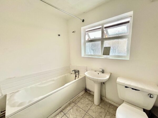2 Bedroom Terrance House In E12