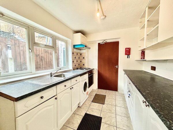 2 Bedroom Terrance House In E12