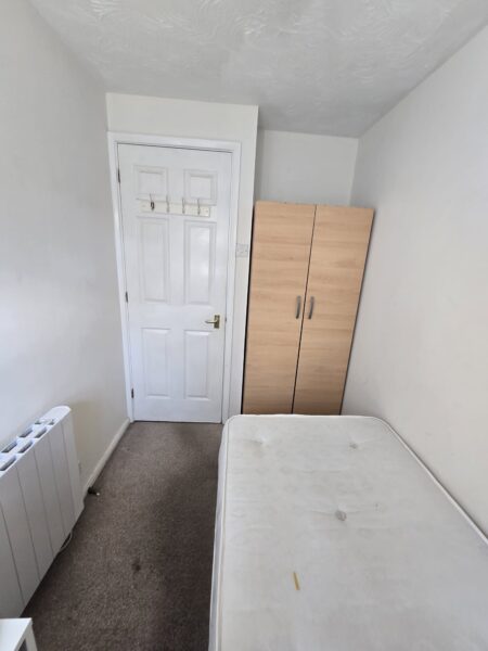 1 Bed Flat To Let - IG11