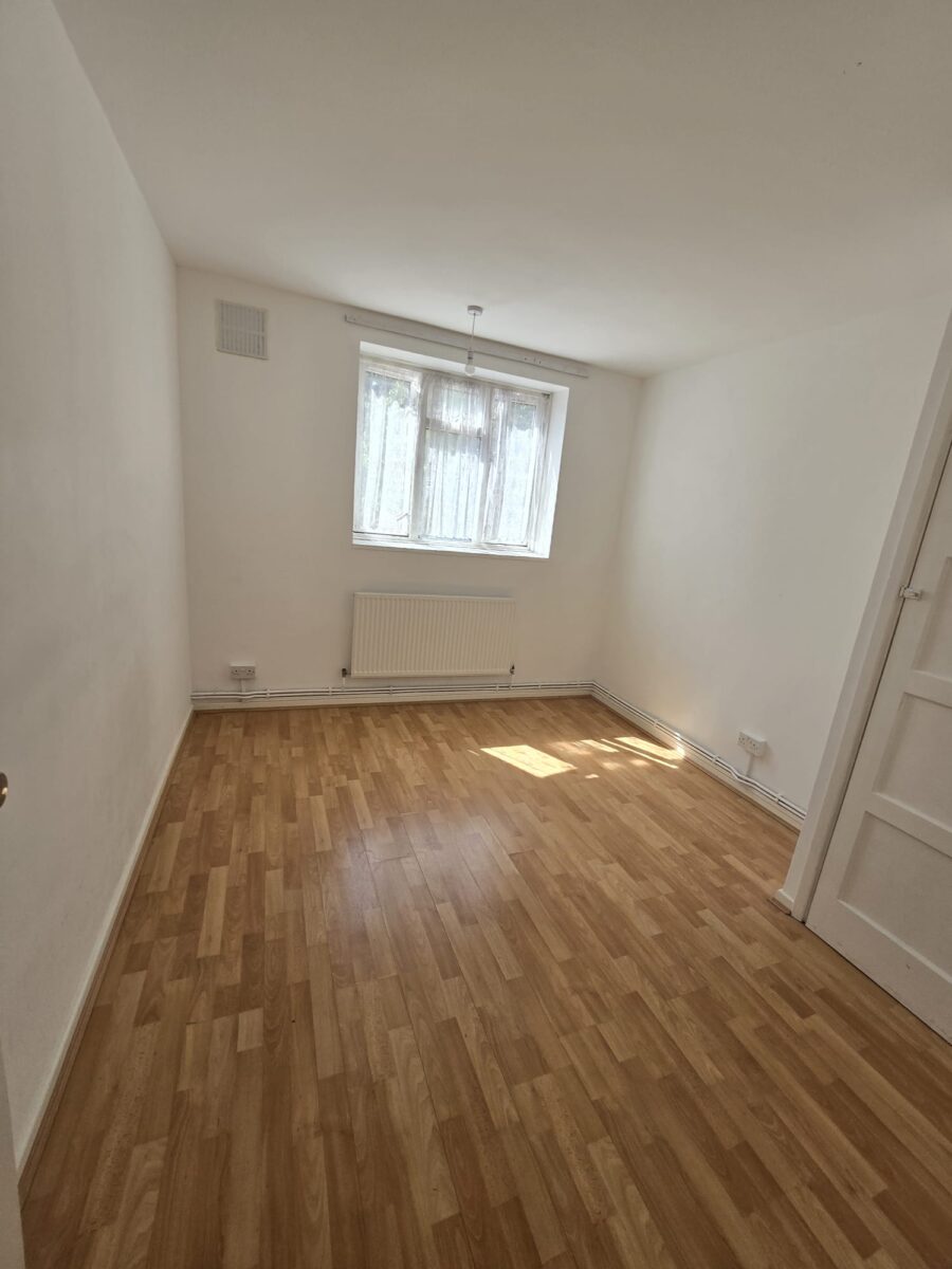 Spacious 2-Bedroom Flat Near Faircross, Barking