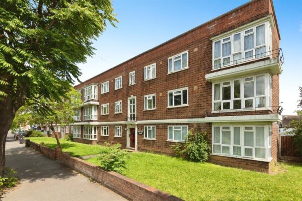 Spacious 2-Bedroom Flat Near Faircross, Barking