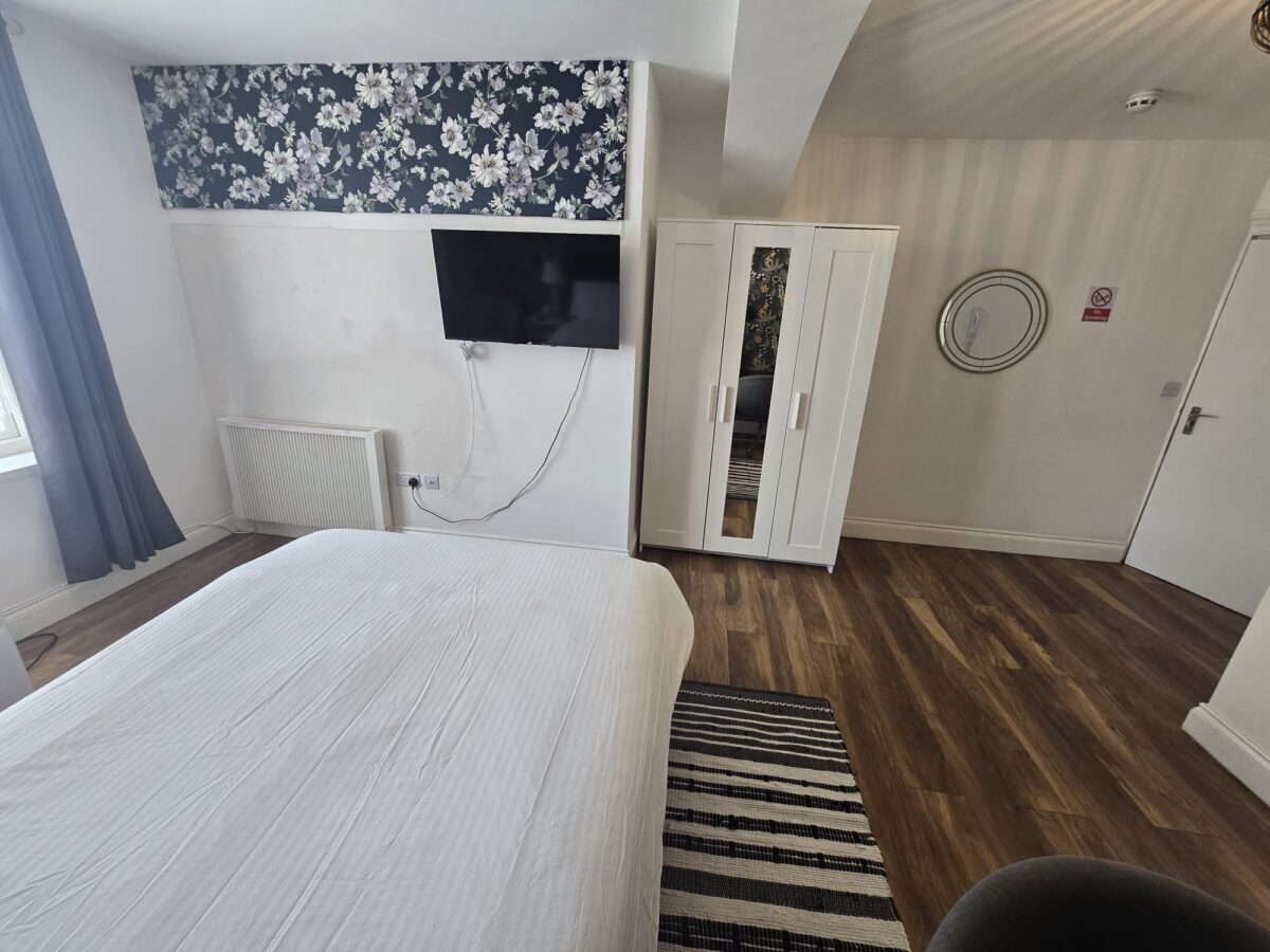 King-Size En-Suite Room with Bills £1250