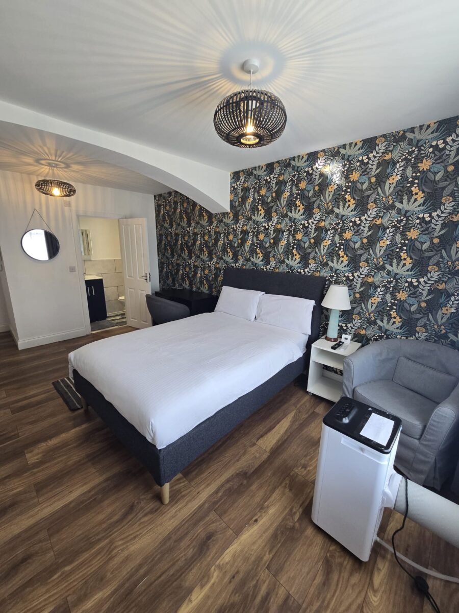 King-Size En-Suite Room with Bills £1250