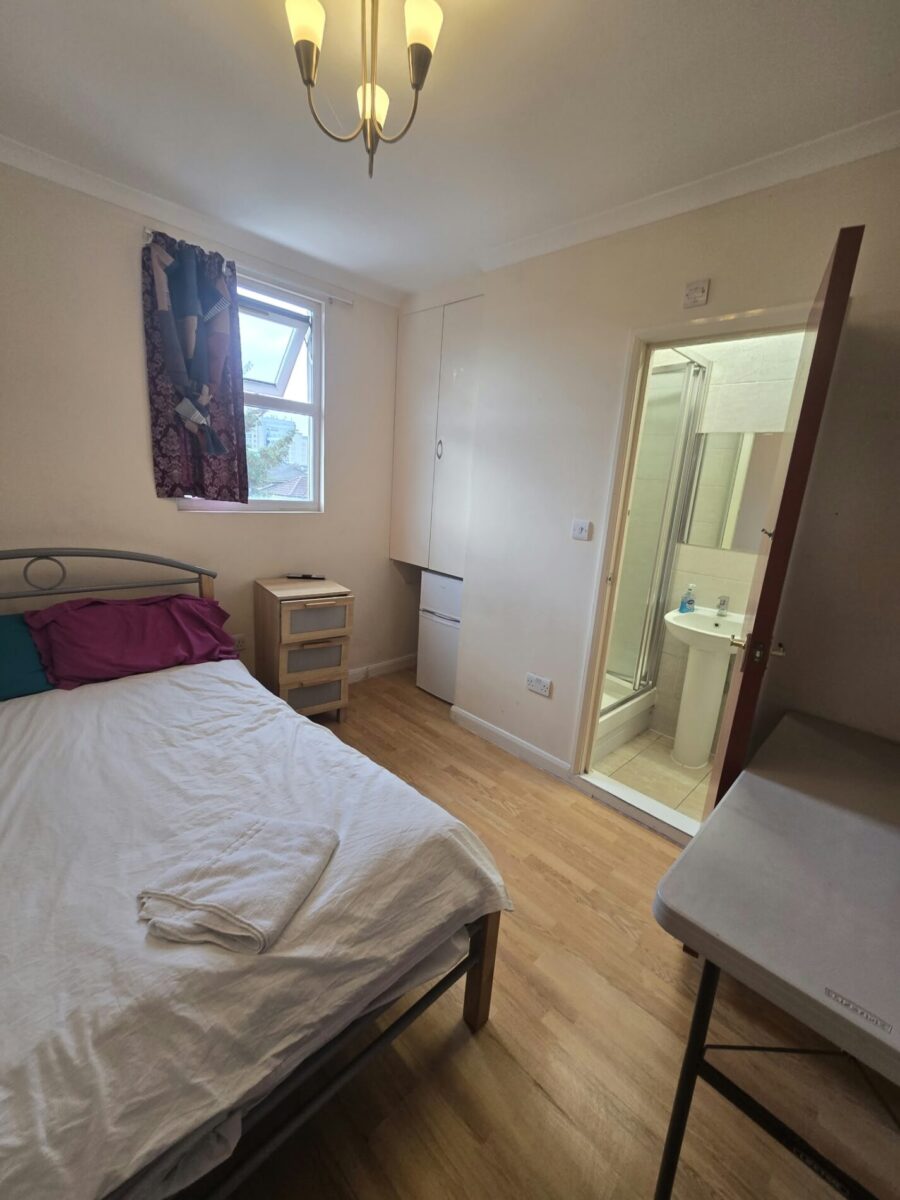 2 En-Suite Rooms with Bathrooms For Rent, IG11 £1000 Each with Bills