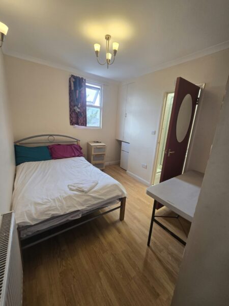 2 En-Suite Rooms with Bathrooms For Rent, IG11 £1000 Each with Bills