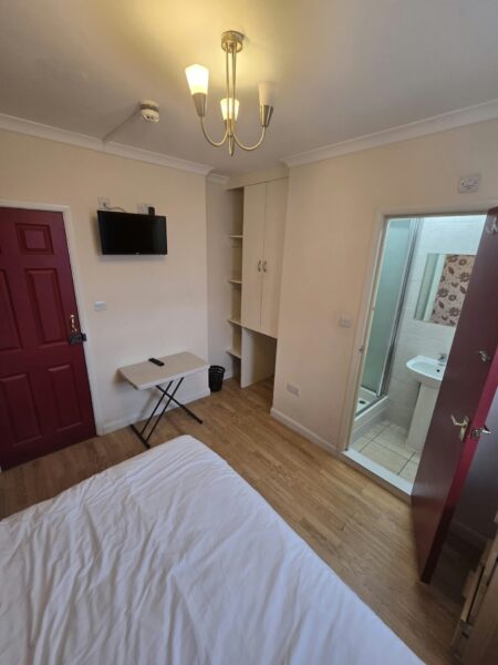 2 En-Suite Rooms with Bathrooms For Rent, IG11 £1000 Each with Bills