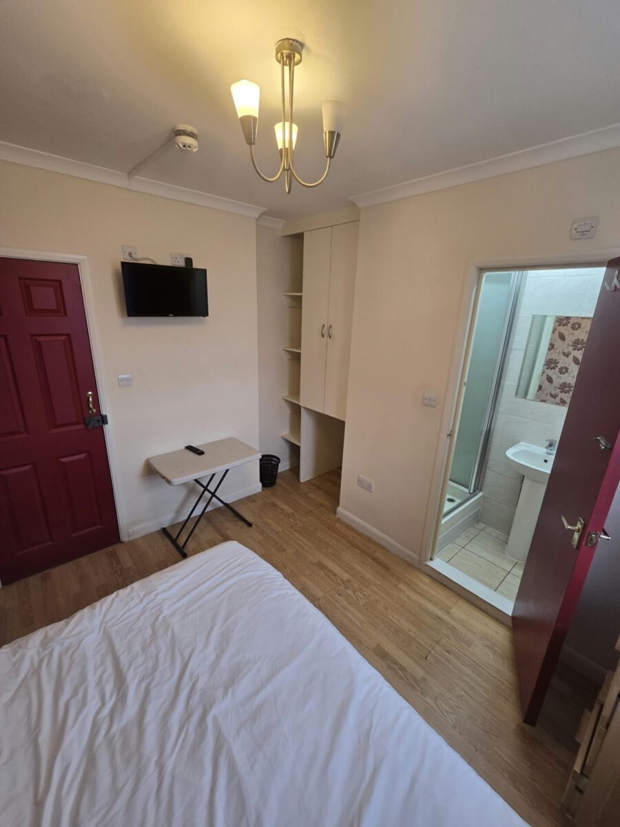 2 En-Suite Rooms with Bathrooms For Rent, IG11 £1000 Each with Bills