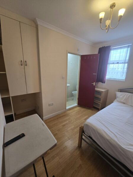 2 En-Suite Rooms with Bathrooms For Rent, IG11 £1000 Each with Bills