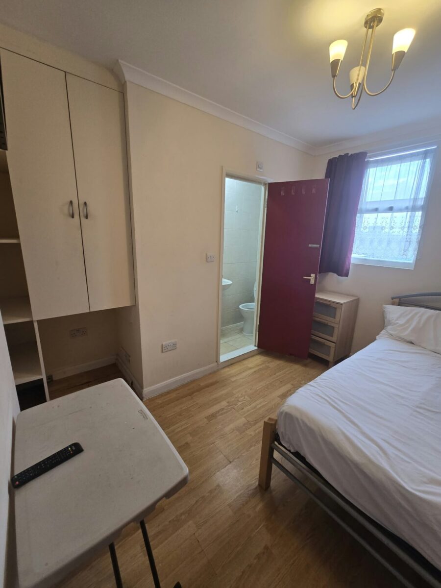 2 En-Suite Rooms with Bathrooms For Rent, IG11 £1000 Each with Bills