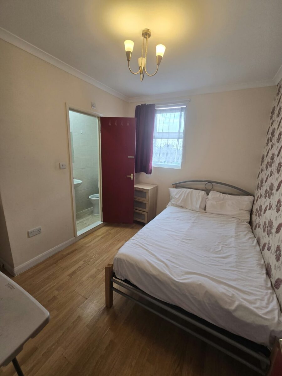 2 En-Suite Rooms with Bathrooms For Rent, IG11 £1000 Each with Bills