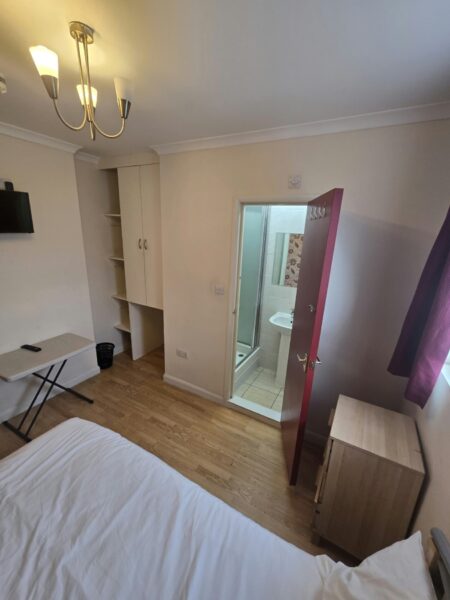 2 En-Suite Rooms with Bathrooms For Rent, IG11 £1000 Each with Bills