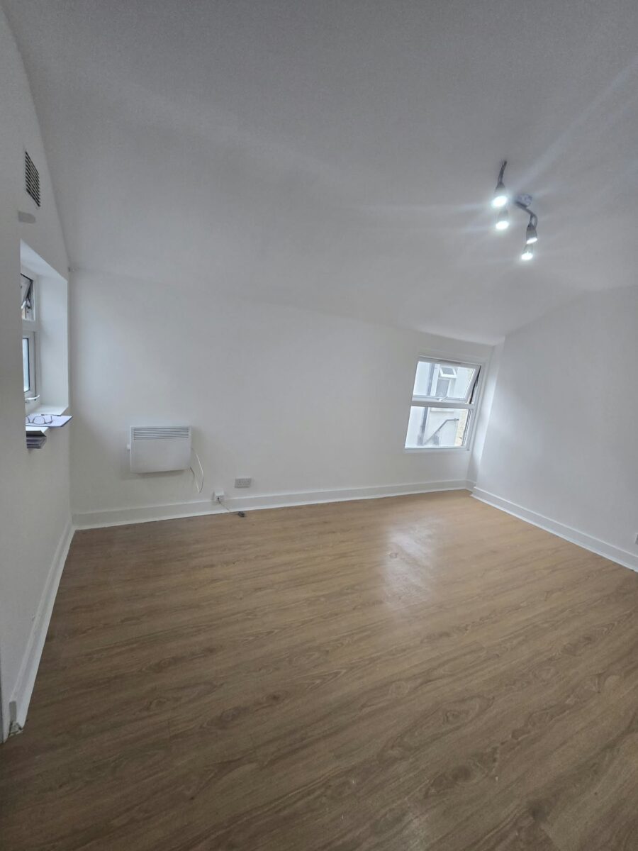 Lovely Self-Contained Studio Flat – Next to Barking Station! IG11 8TN £1350