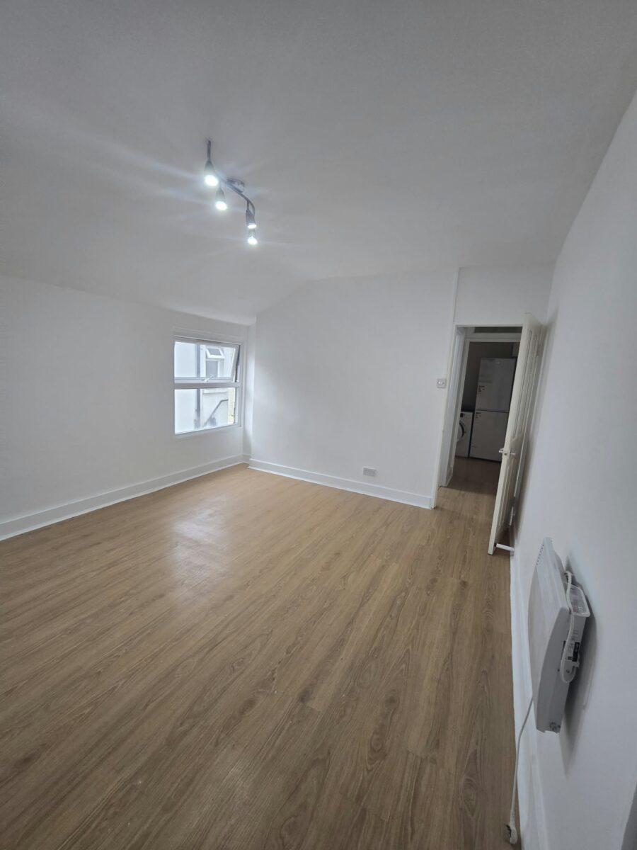 Lovely Self-Contained Studio Flat – Next to Barking Station! IG11 8TN £1350