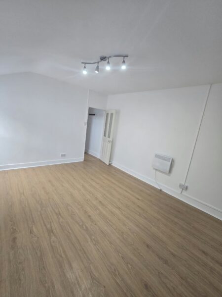 Lovely Self-Contained Studio Flat – Next to Barking Station! IG11 8TN £1350