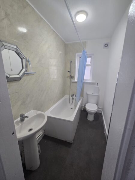Two-Bedroom Flat with Private Garden – IG1