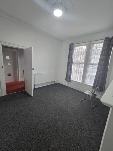 Two-Bedroom Flat with Private Garden – IG1