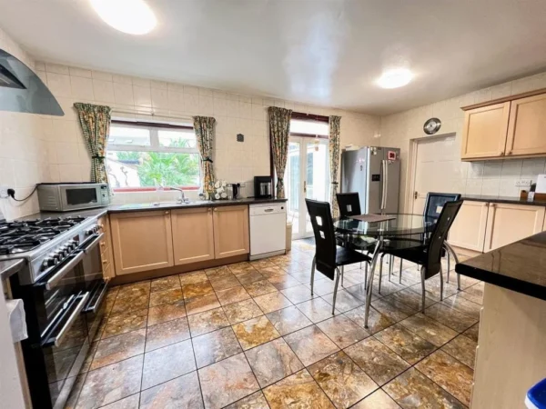 Selections Of Rooms In shared House from £600 in IG11 9XB