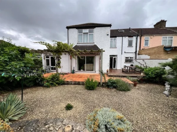 Selections Of Rooms In shared House from £600 in IG11 9XB