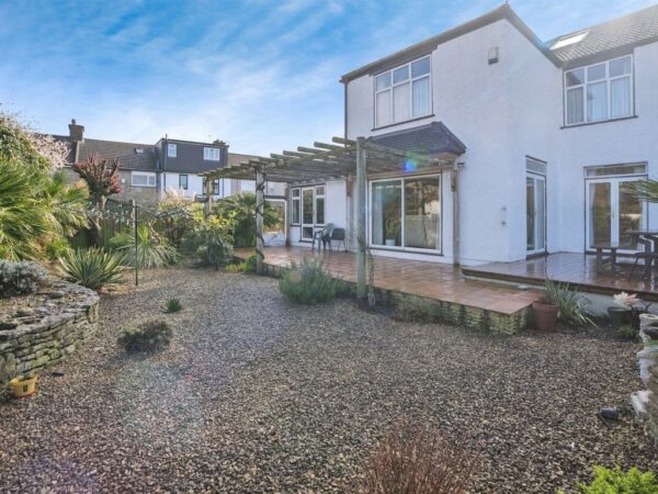 Selections Of Rooms In shared House from £600 in IG11 9XB
